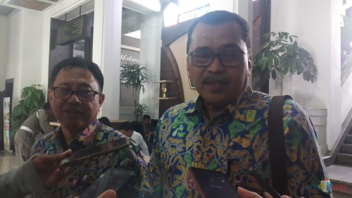 Kepala Balai Besar Wilayah Sungai Brantas, Ir. Saroni Soegiarto, ME (kiri) saat memberi keterangan pada awak media. (Pipit Anggraeni/MalangTIMES).