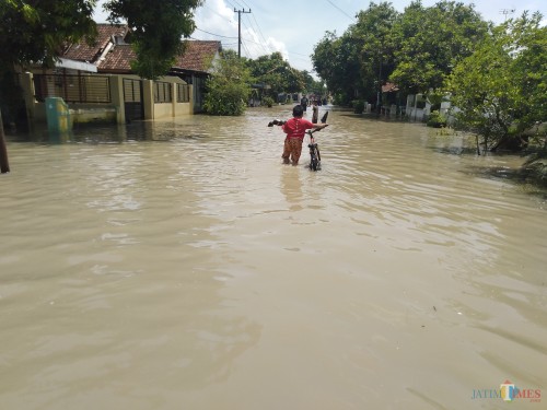 Kondisi banjir di Dusun Beluk, Desa Jombok, Kecamatan Kesamben, Jombang. (Foto : Adi Rosul / JombangTIMES)