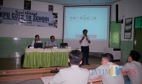 Sosialisasi KPU Goes To School di SMAN 2 Kota Blitar (Foto: Team BlitarTIMES)