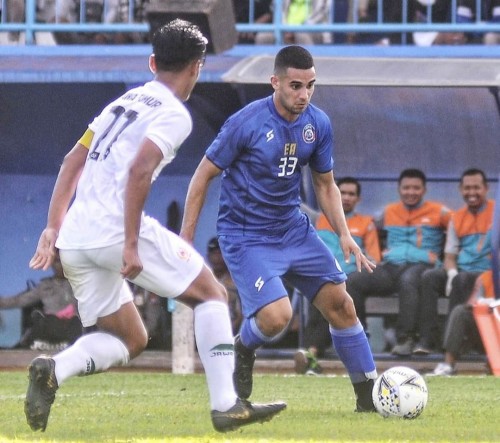 Elias Alderete yang akan melewati pemain lawan (official Arema FC)