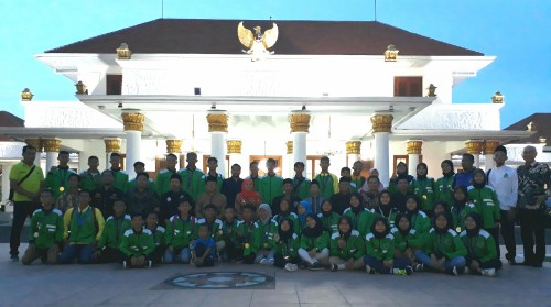 Atlet Pagar Nusa Jatim ketika dijamu Gubernur Khofifah