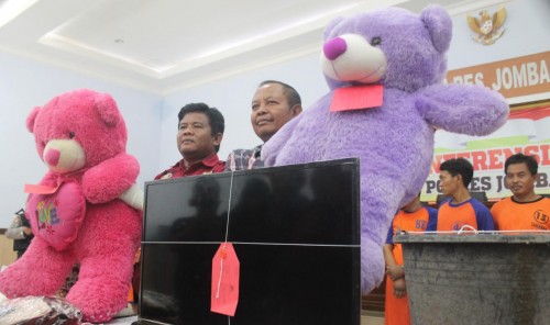 (kiri), Kasubbag Humas Polres Jombang AKP Hariyono bersama KBO Satreskrim Polres Jombang Iptu Sujadi saat menunjukkan barang bukti persetubuhan berupa dua buah boneka. (Istimewa)