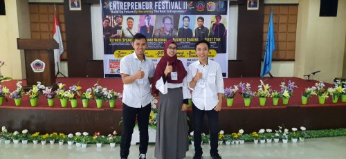 Mahasiswa Unikama yang berhasil menyabet juara 4 dalam BMC di ajang Entrepreneur Festival II yang digelar di Politeknik Negeri Ujung Pandang (PNUP). (Foto: Istimewa)
