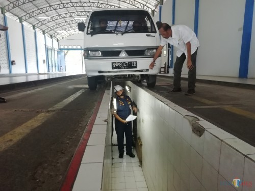 Proses pengujian kendaraan di Balai Uji Kir Talangagung, Kepanjen disaksikan Kepala Dishub Kabupaten Malang Hafi Lutfi (kemeja putih atas). (Foto: dd nana/MalangTIMES)