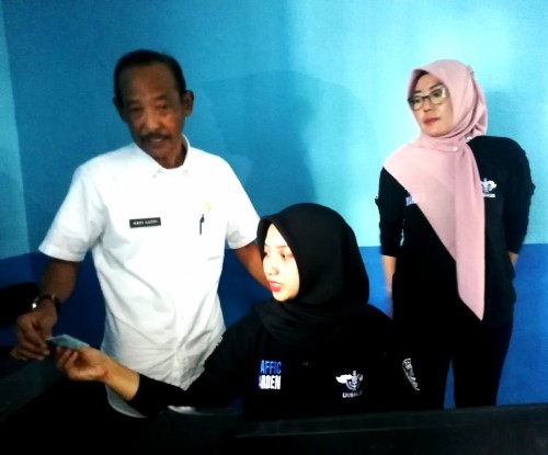 Kepala Dishub Kabupaten Malang Hafi Lutfi (kiri) dan Kepala UTPKB Tutuk Handayani (kanan) saat melihat pelayanan petugas uji kir (dd nana)