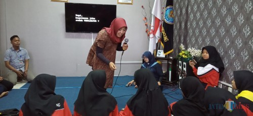 PMR MAN 2 Tulungagung sedang menerima pembekalan dari petugas BNNK tentang bahaya narkoba (Joko Pramono for Jatim Times)