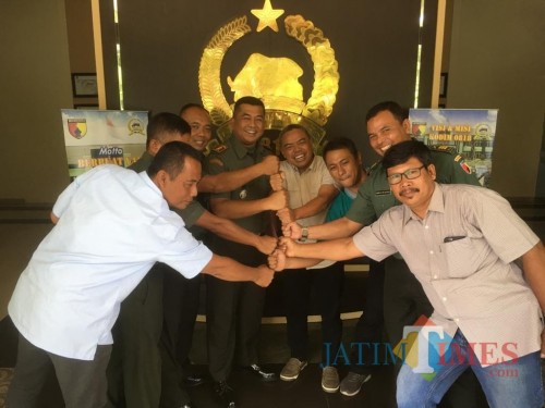 Dandim 0818 Kabupaten Malang-Kota Batu Letkol (Inf) Ferry Muzawwad (lima dari kanan) saat berdiskusi dengan wartawan terkait pemetaan daerah rawan radikalisme di Kabupaten Malang. (Foto : Ashaq Lupito / MalangTIMES)
