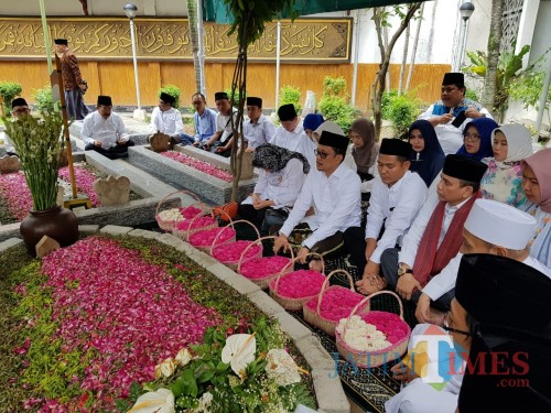 Jajaran DPP Partai NasDem berdoa di makam Gus Sholah (Foto: Adi Rosul/ JombangTIMES)