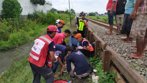 Petugas saat memberikan pertolongan pertama sebelum akhirnya membawa korban ke IGD RSSA Malang guna mendapatkan penanganan medis setelah diterjang kereta api (Foto: Istimewa)