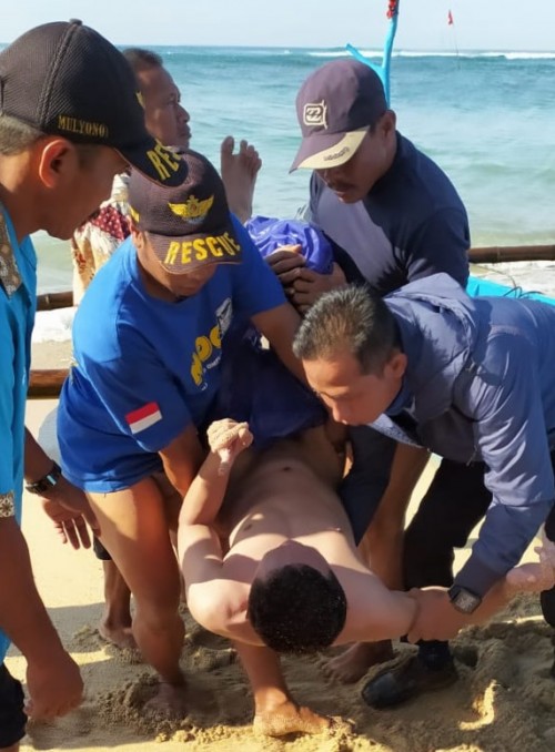 Kondisi korban yang kritis saat mendapatkan penanganan pertama sebelum akhirnya dilarikan ke rumah sakit setelah digulung ombak pantai Bakekambang (Foto : Istimewa)