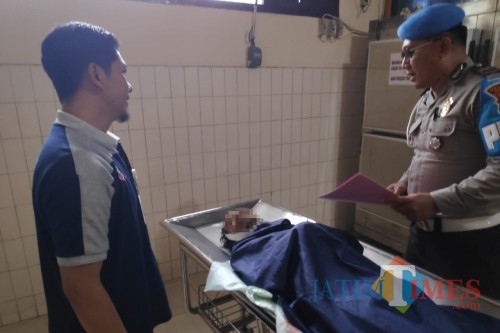 Petugas kepolisian saat melakukan penyidikan di kamar mayat RSSA Malang sesaat setelah korban dinyatakan meninggal usai diterjang kereta api (Foto : Polsek Pakisaji for MalangTIMES)