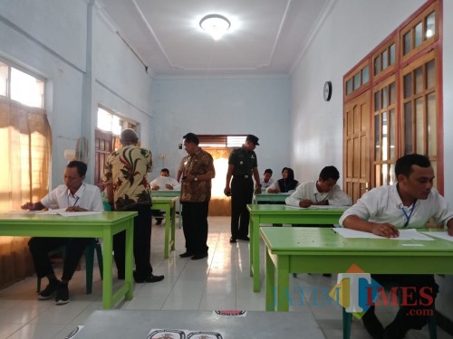 Suasana saat ujian perangkat desa Tambakrejo Kecamatan Sumbergempol (Foto : Istimewa/TulungagungTIMES)