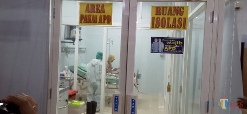 pasien suspect corona di rawat di ruang isolasi RSUD dr. Iskak (Joko Pramono for Jatim Times)