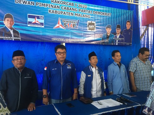 Ketua DPC Partai Demokrat Kabupaten Malang Ir H Ghufron Marzuqi (tengah pakai peci) saat memimpin agenda Rakorcab DPC Partai Demokrat Kabupaten Malang. (Foto : Ashaq Lupito / MalangTIMES)