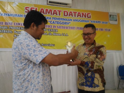 Penghargaan diserahkan kembali oleh Ketua PERADI Lumajang kepada Basuki Rakhmad SH, M.Hum hari ini (Foto : Moch. R. Abdul Fatah / Jatim TIMES)