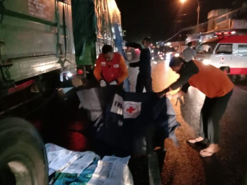 Petugas saat mengevakuasi jenazah korban sesaat setelah laka maut terjadi. (Foto : Dokumen MalangTIMES)