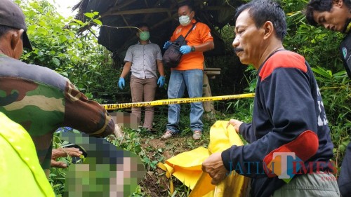 Polisi mengevakuasi mayat laki-laki yang ditemukan di Puncak Rekmo. (Foto: Dokumen BlitarTIMES)
