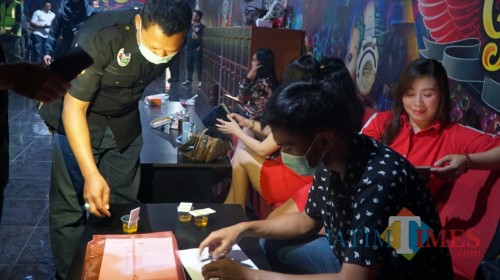 Petugas gabungan saat melakukan razia di salah satu tempat hiburan malam. (Foto: Dokumen BlitarTIMES)