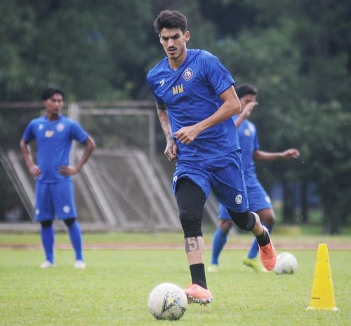 Pemain belakang Arema FC asal Uruguay Matias Malvino. (official Arema FC)