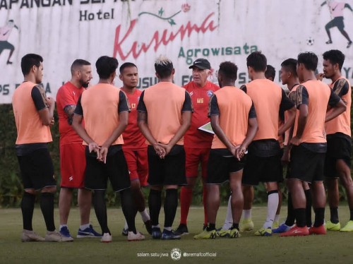 Mario Gomez saat beri instruksi pemainnya (official Arema FC)
