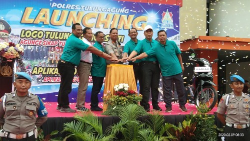 Kapolres Tulungagung AKBP Eva Guna Pandia bersama forkopimda menekan tombol tanda diluncurkanya aplikasi Jogo Tulungagung. (foto : Joko Pramono/jatim Times)