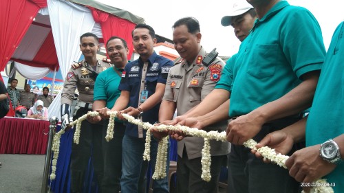 Kapolres (tengah, berseragam) bersama petugas dari Imigrasi (baju biru) saat meresmikan Astuti Mobile. (foto : Joko Pramono/Jatim Times)
