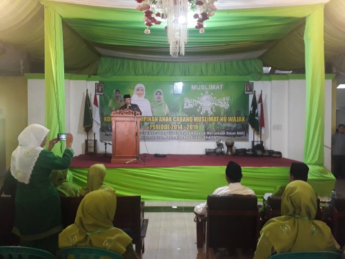 Bupati Malang H M. Sanusi saat hadir dan memberikan sambutan pada pembukaan acara Konferensi Pimpinan Anak Cabang (PAC) Muslimat NU Kecamatan Wajak, Kabupaten Malang. (Foto: Tubagus Achmad / MalangTimes)