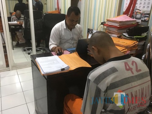 Tersangka Ahmad Thaqiudhin (baju tahanan warna hitam putih) saat dimintai keterangan di hadapan penyidik (Foto : Ashaq Lupito / MalangTIMES)