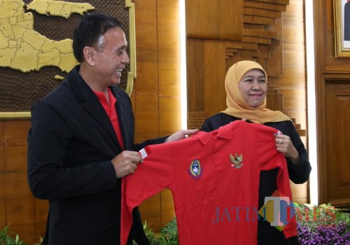 Gubernur Jatim Khofifah bersama Ketum PSSI M. Iriawan. (Foto: Dokumen JatimTIMES)