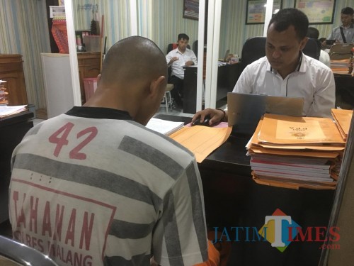 Tersangka AT saat diinterogasi penyidik Unit PPA (Pelayanan Perempuan dan Anak) Polres Malang. (Foto: Ashaq Lupito/MalangTimes)