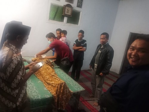 Tim Inavis Polres Blitar memeriksa jasad korban Parti