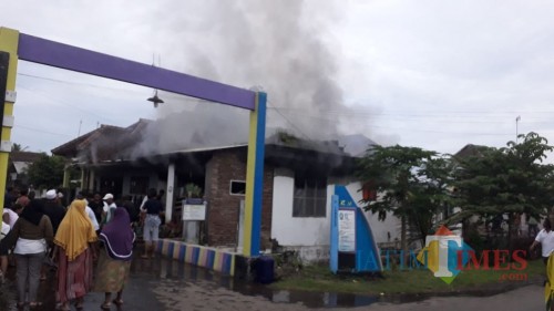 Kondisi rumah korban sebelum petugas PMK Kabupaten Malang berhasil memadamkan kebakaran. (Foto: PPBK Kabupaten Malang for MalangTIMES)