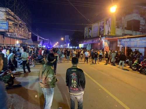 Sejumlah masa mendatangi Polsek Bandung minta pelaku segera ditangkap (Minggu, 9/2/29) malam (ist)