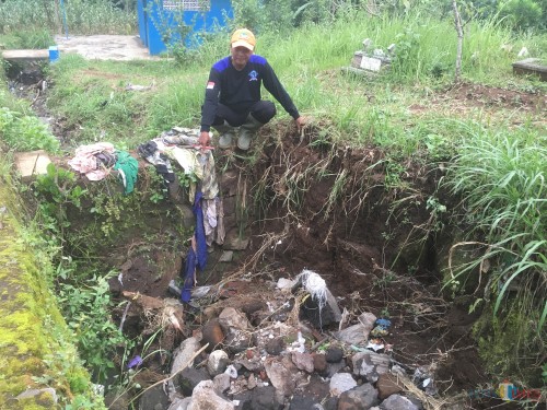 Salah satu relawan yang terlibat dalam proses pencarian saat menunjukkan lokasi kejadian tempat dimana balita diduga hanyut (Foto : Ashaq Lupito / MalangTIMES)