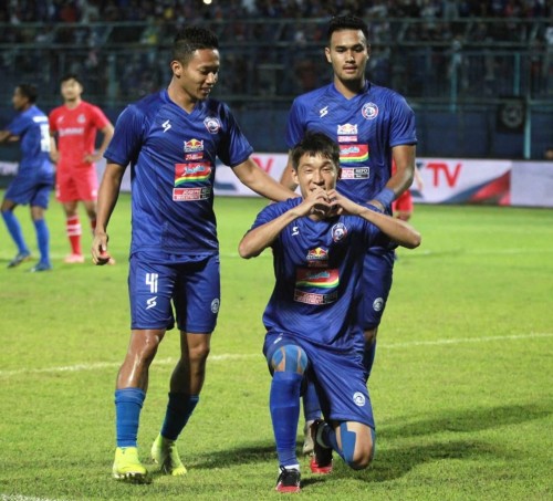 Oh In-Kyun (bawah), Dendi Santoso dan M. Rafli saat merayakan gol (official Arema FC)