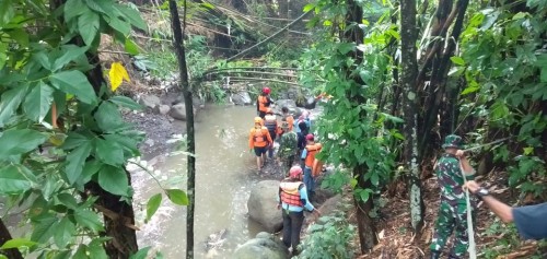 Petugas gabungan saat melakukan penyisiran di beberapa titik untuk mencari keberadaan balita yang dikabarkan hanyut terbawa arus sungai