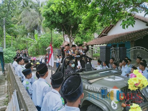 Arak-arakan Santri Ponpes Mambaus Sholihin Blitar yang sukses meraih juara dalam gelaran World Robotic For Peace di Malaysia.(Foto : Aunur Rofiq/BlitarTIMES)