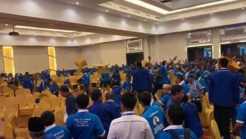 Aksi saling lempar bangku saat kongres PAN berlangsung di Kendari. (Screenshot Video)
