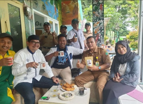 Kepala UPT PPU Takroni Akbar (dua dari kanan) saat mempromosikan kopi tulang kepada crew film Yowes Ben. (ist)