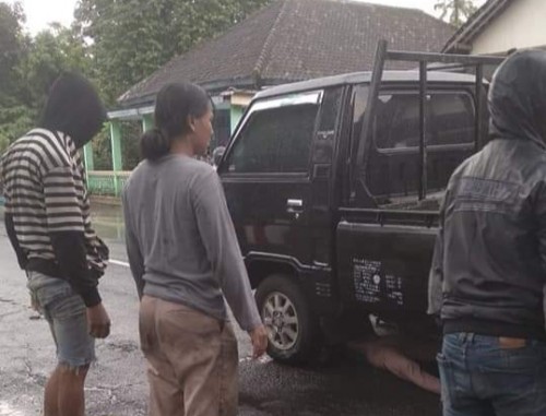 Warga mengevakuasi jasad Septian Dwi yang tewas di kolong pikap