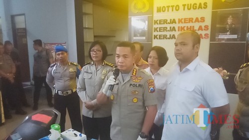 Kapolresta Malang Kota, Kombes Pol Leonardus Simarmata saat memberikan keterangan mengenai kasus perundungan siswa SMPN 16 Kota Malang (Anggara Sudiongko/MalangTIMES)