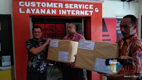 Kabag Humas dan Protokol Pemkab Tulungagung (berkacamata) saat akan mengirimkan masker bantuan Pemkab Tulungagung kepada PMI TUlungagung di Hongkong. (Joko pramono for Jatim Times)