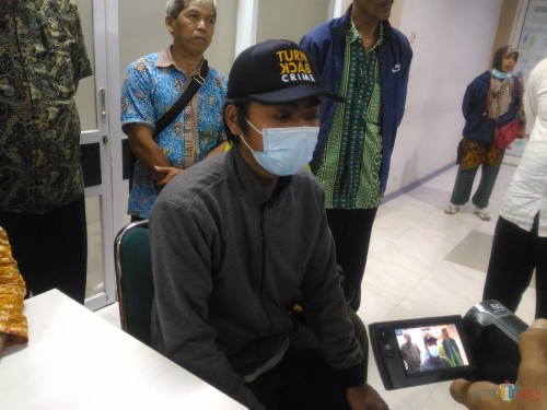 Arif Hidayat begitu sampai di RS. dr. Haryoto Lumajang (Foto : Moch. R. Abdul Fatah / Jatim TIMES)