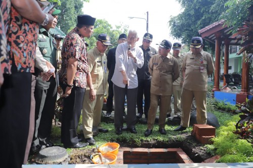 Pakar pengairan, Mohammad Bisri (baju putih) didampingi Wali Kota Malang Sutiaji (dua dari kanan) saat meninjau praktek pembuatan Sumur Injeksi di Halaman Kantor Kecamatan Blimbing, Selasa (11/2) (Foto: Humas Pemkot Malang)