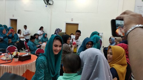 Ketua TP PKK Jatim Arumi Bachsin saat menyapa masyarakat di Desa Pujon Kidul, Kecamatan Pujon, Kabupaten Malang, Rabu (12/2/2020).
