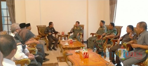 Bupati Lumajang H. Thoriqul Haq M.ML ketika bertemu dengan Dan Arhanud Malang (Foto : Moch. R. Abdul Fatah / Jatim TIMES)