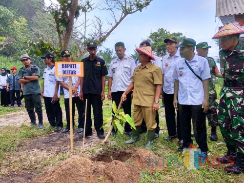 Bupati Blitar Rijanto memimpin penghijauan di kawasan Pantai Bukit Indah.(Foto : Malik Naharul/BlitarTIMES)