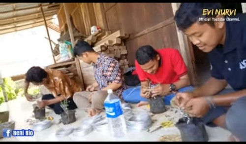 Mahasiswa Unisba Blitar belajar budidaya bonsai di tempat budidaya milik Endri Nor Iksan
