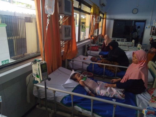 Sejumlah pasien DBD masih terlihat dirawat di Ruang Seruni RSUD Jombang. (Foto: Adi Rosul/JombangTIMES)