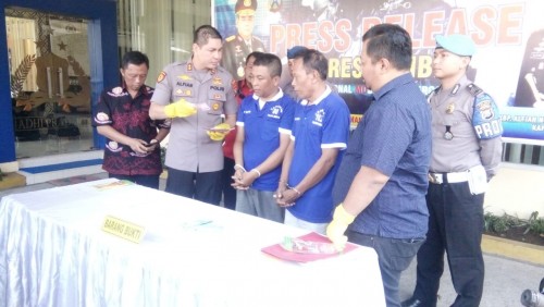 Kapolres Jember AKBP Alfian Nurrizal saat menginterogasi kedua pelaku pengedar uang